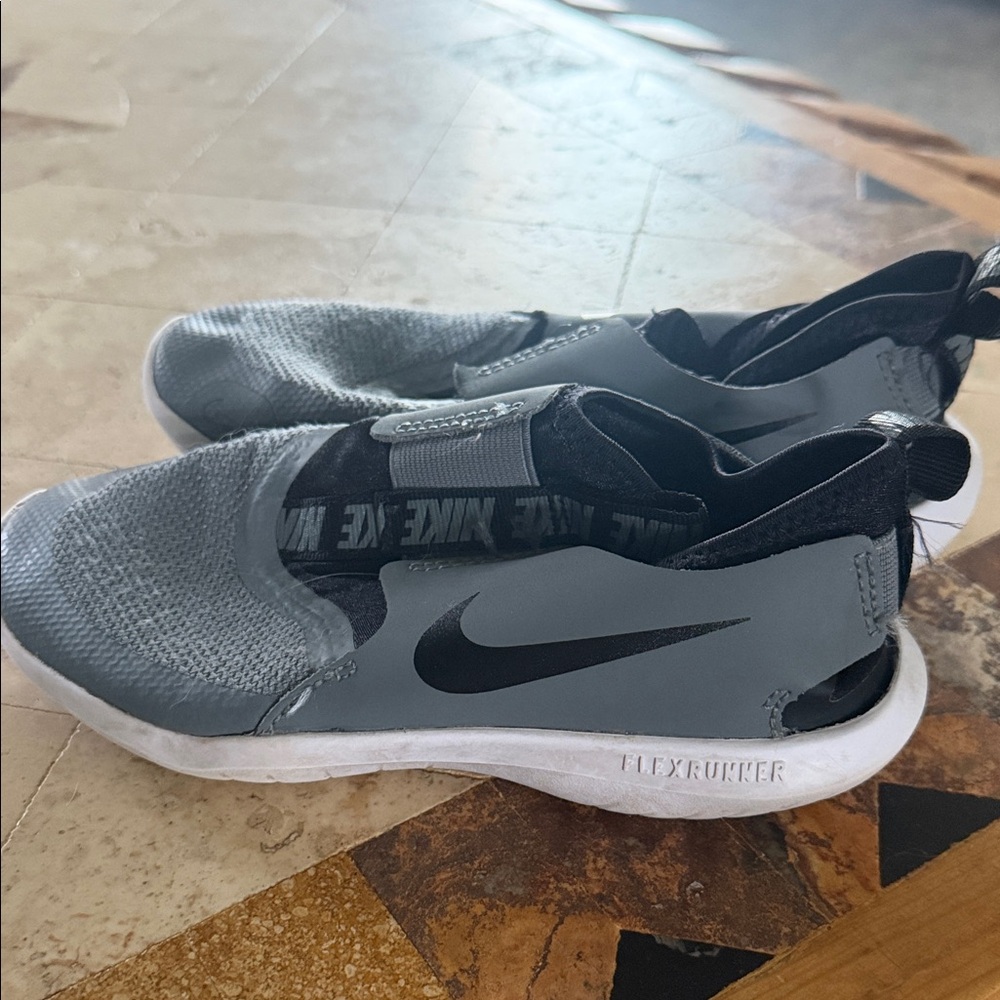 Nike Flex Runner in Gray and Black
